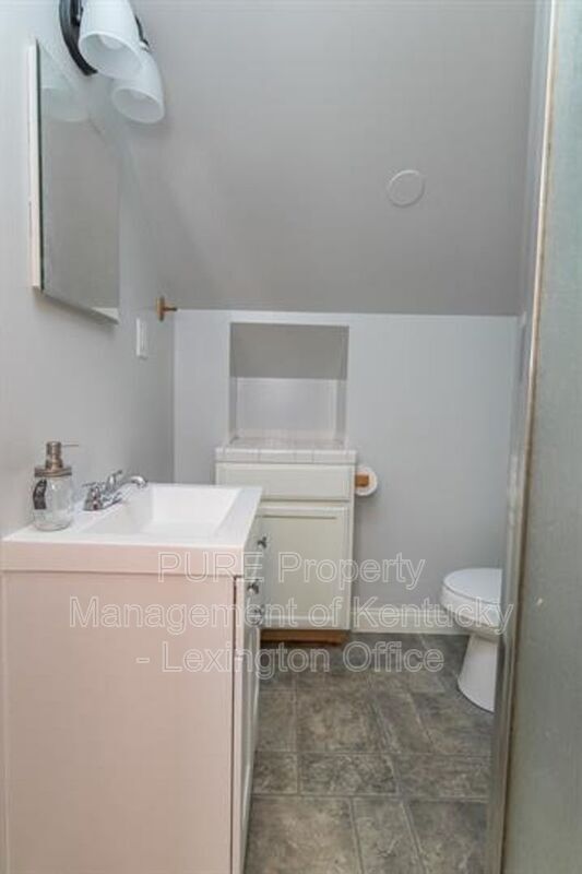 Building Photo - 574 Bob-O-Link Drive