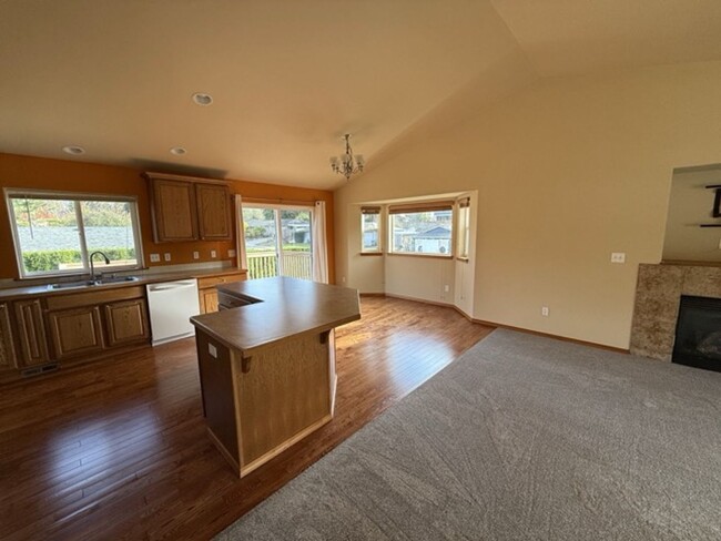 Building Photo - Spacious 5BD/3BTH Everett Home for Lease N...