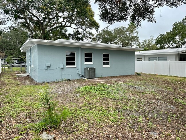 Building Photo - Stunningly Renovated 2/1 near the water av...