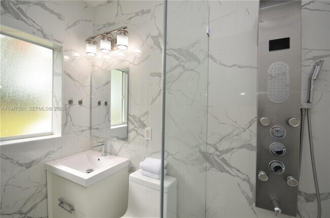 Building Photo - 1549 Catalonia Ave