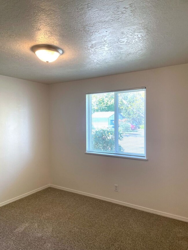 Building Photo - 3 bed 2 bath house in South Salem!