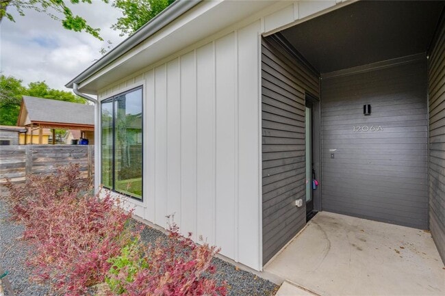 Building Photo - 1206 Justin Ln