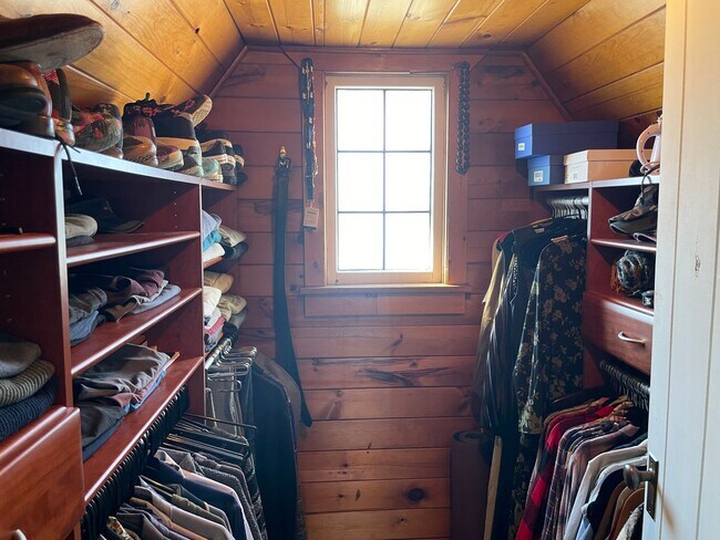 Building Photo - Immaculate and Updated Mid Century Home in...