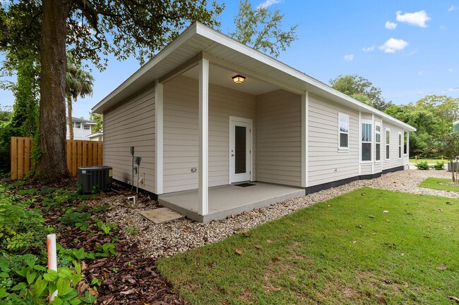 Building Photo - 3 Bed/ 2 Bath Home