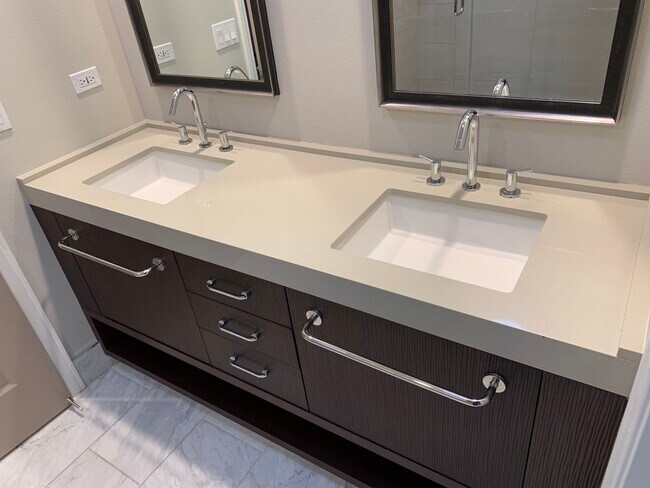 Primary sinks - 5935 Luna Park