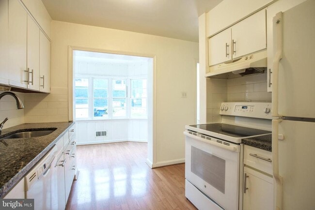 Building Photo - 5205 Saratoga Ave