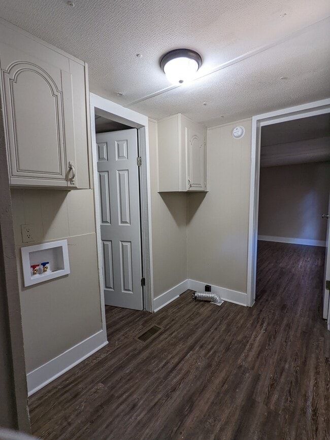 Building Photo - 415 Green Oak Rd