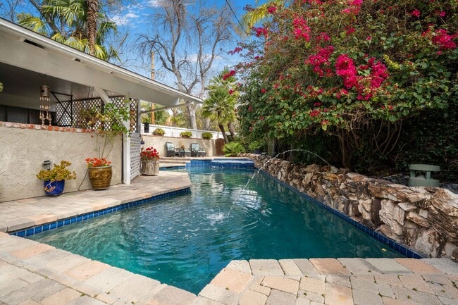 Building Photo - 4571 Canoga Dr