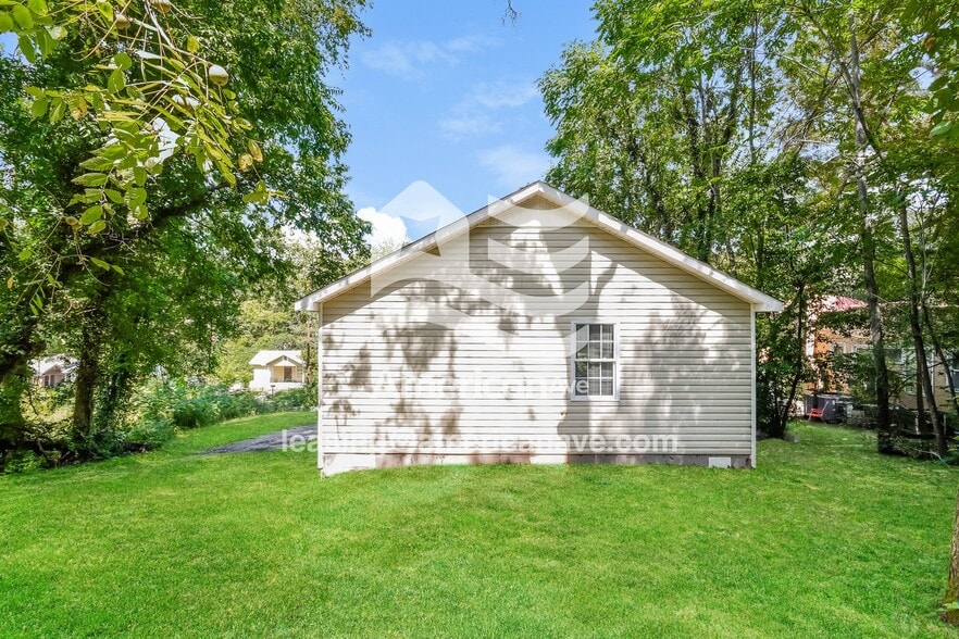 Building Photo - 632 83rd Pl S