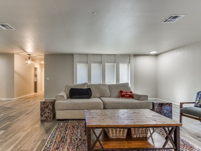 Building Photo - Mid-Term Rental in Glenbrook Addition, Nic...