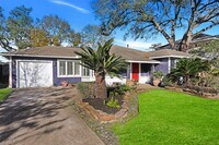 Building Photo - 1422 Gardenia Dr