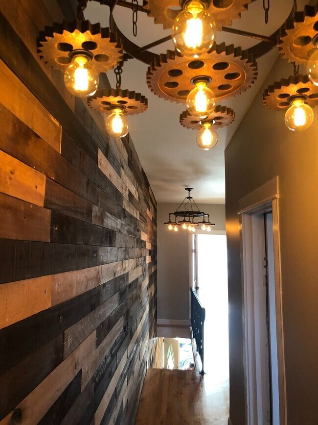 Building Photo - Available 3 bedroom house in Port Richmond!