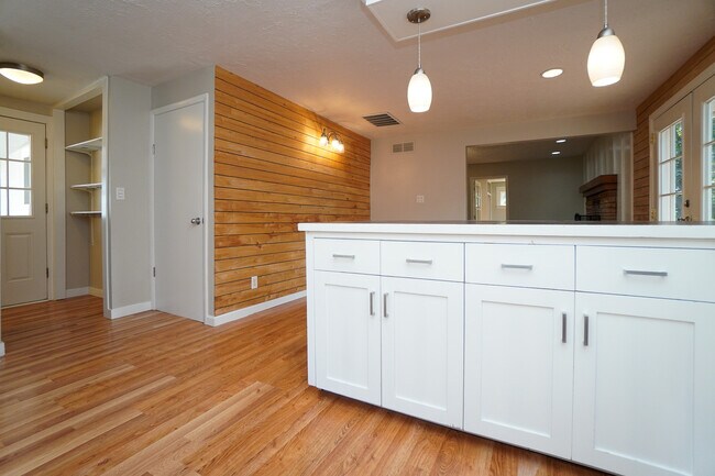 Building Photo - 5707 N Bogart Ln