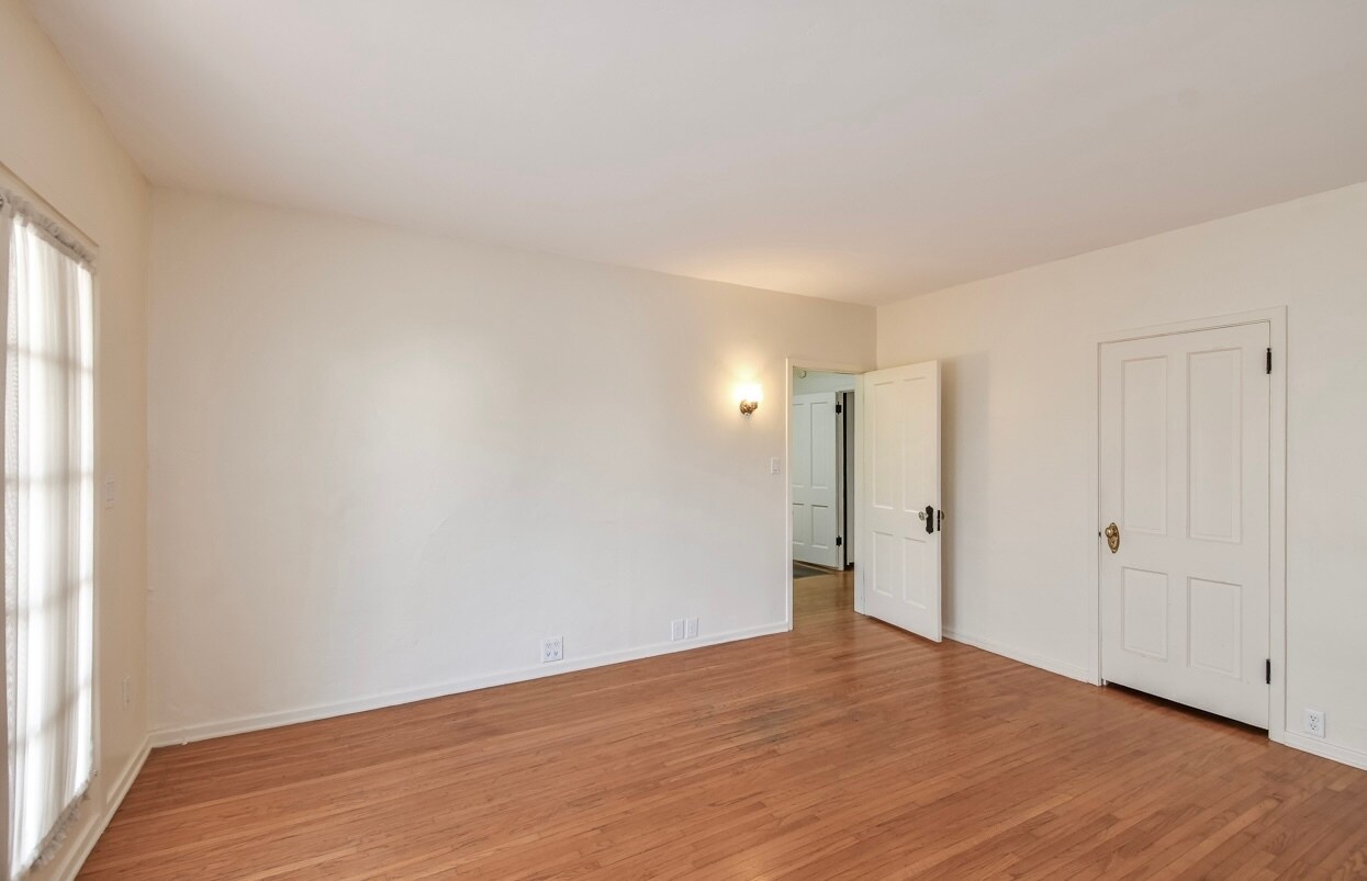 Building Photo - 2814 Fleur Dr