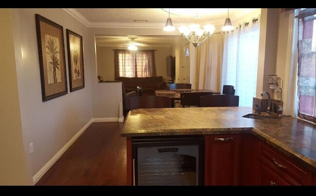 Building Photo - Amazing 3 Bedroom 1 Bathroom House High off street with Incredible views.