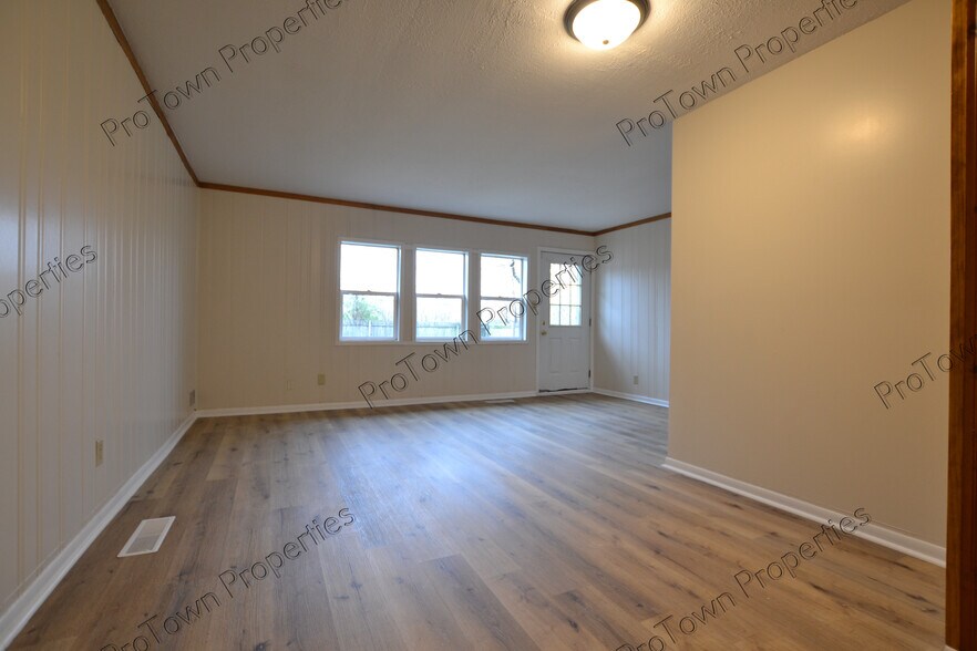 Building Photo - 16 S Hammes Ave