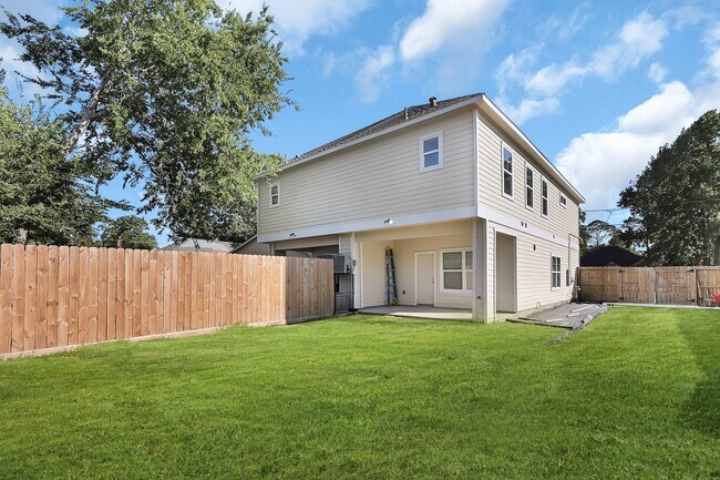 Building Photo - 974 Ellington St