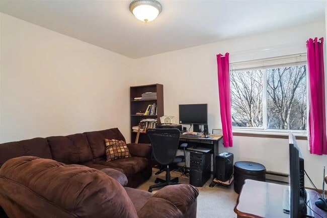 Building Photo - Modern 3 bedroom 1 bath garden style condo