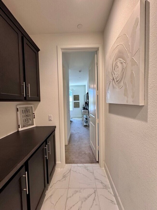 Building Photo - Elegant 4 Bedroom, 4.5 Bathroom Home with ...