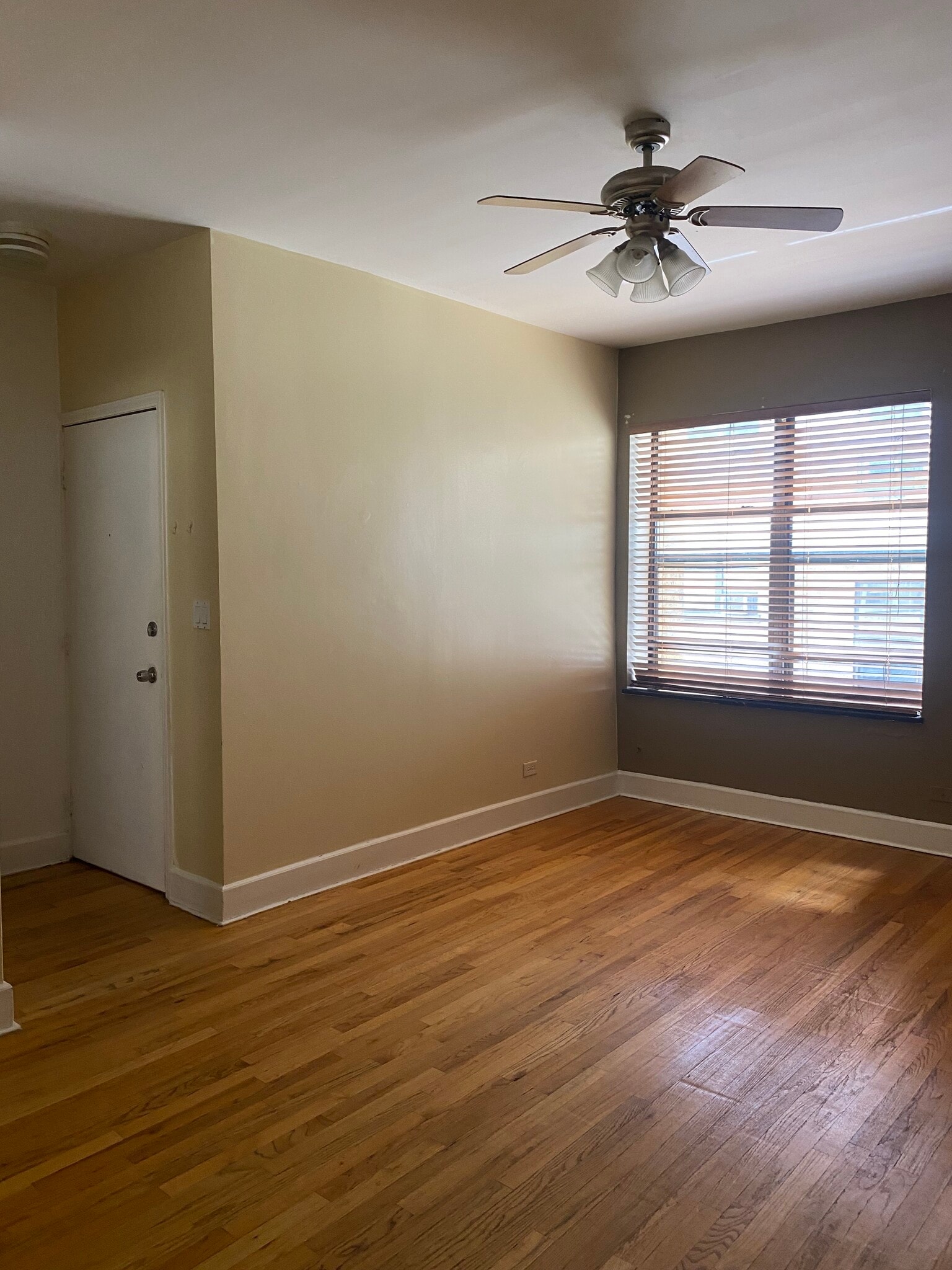 Living Room - 4928 N Kedzie Ave