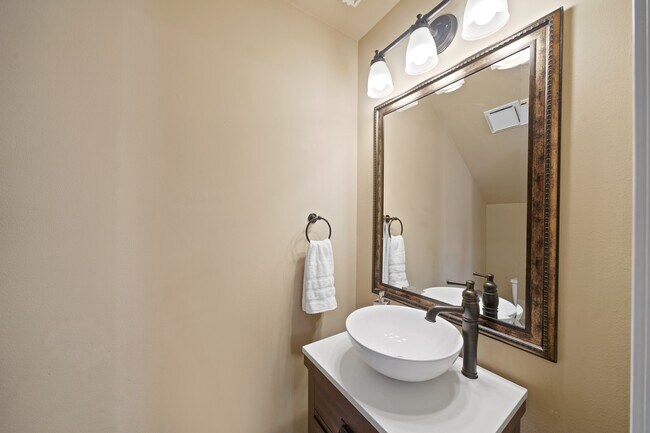 Building Photo - 1413 W 26th St