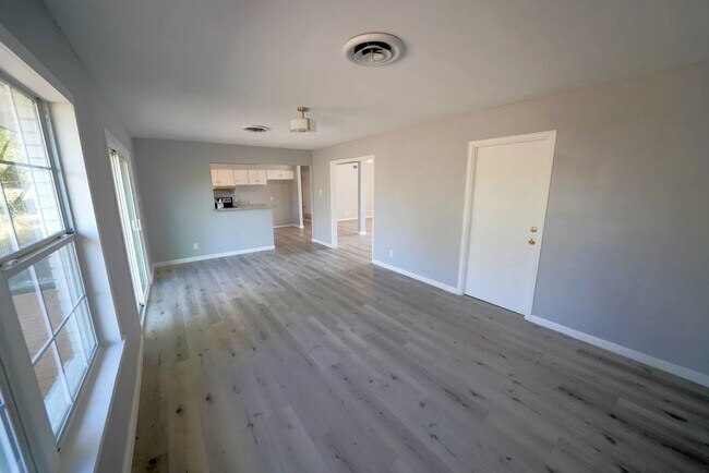 Building Photo - 323 Stockton Dr