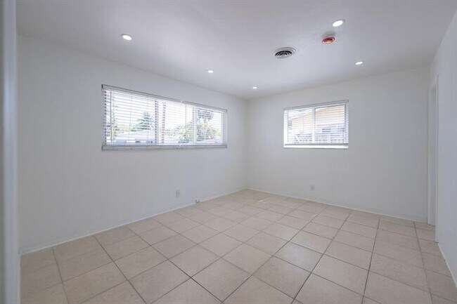 Building Photo - 930 Orange Isle