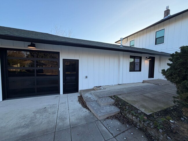 Building Photo - WAL2 - FULLY renovated 3 bed 1.5 bath on OAKWAY!