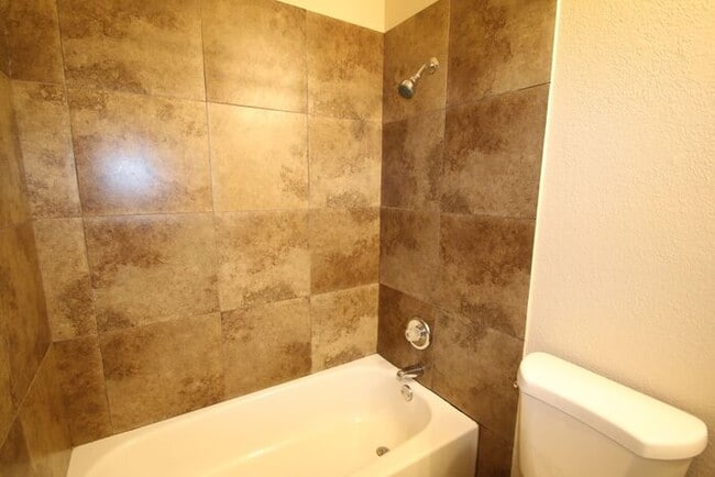 Building Photo - ~ Gorgeous 3 Bedroom 2 Bathroom Home ** La...