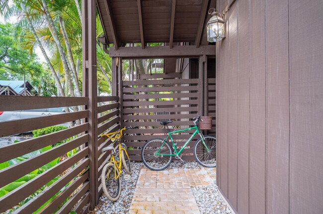 Building Photo - 497 N University Dr