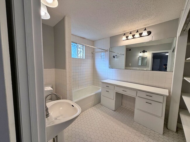 Building Photo - Cozy 3 Bedroom Home Ready for Move In!- $5...