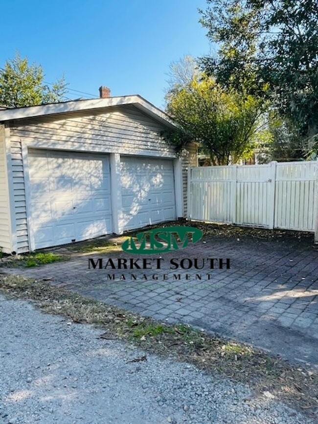 Building Photo - 3 Bedroom Beauty Loaded With Charm & Chara...