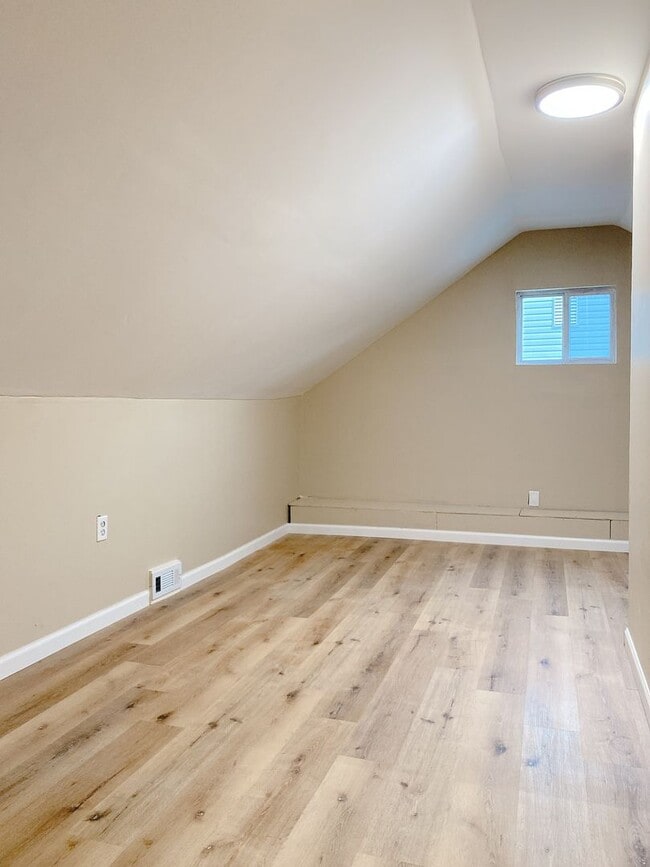 Building Photo - Beautifully updated 5 bed 2 bath house $2200
