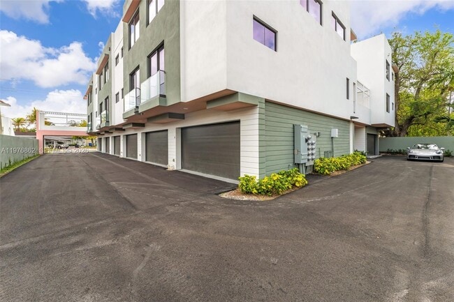 Building Photo - 721 SW 11th St