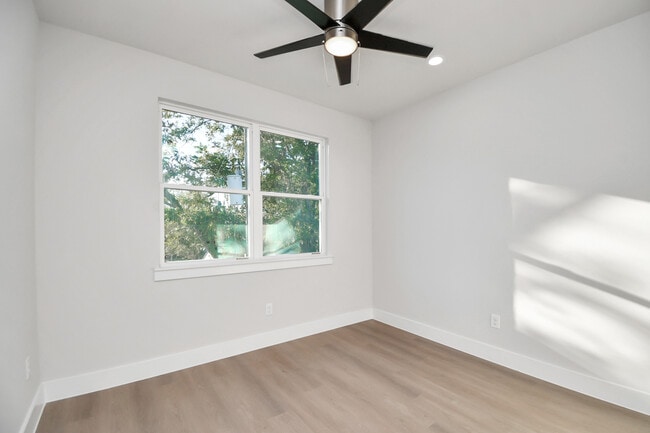 Building Photo - 10522 Sierra Dr