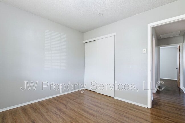 Building Photo - 5036 Highland Dr