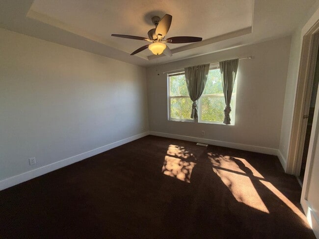 Building Photo - Spacious Tri-Level Home for Rent in Tooele...