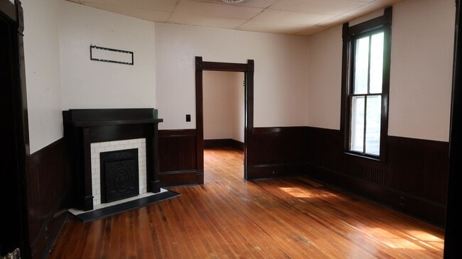Building Photo - 302 E 8th St SW