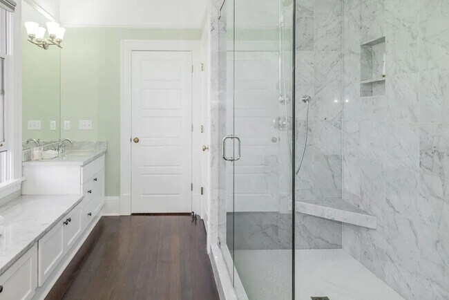 Building Photo - 1419 E Denny Way