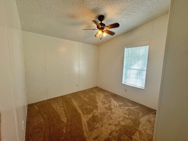 Building Photo - Country living close to everything! 3BR/2B...