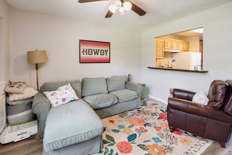 Building Photo - JUNE MOVE IN!  2 Bedroom 1.5 Bathroom Townhome On Bus Route!