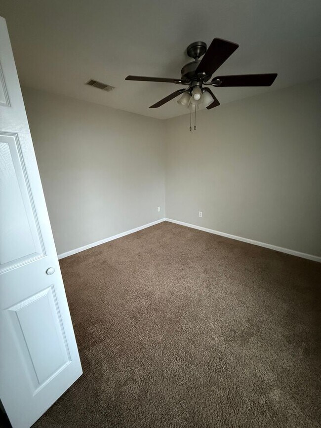 Building Photo - HOME FOR LEASE 4 BR 2 BATH RANCHSTYLE  SPLIT FLOOR PLAN AND OPEN  LARGE  FENCED BACKYARD  CONVENI...