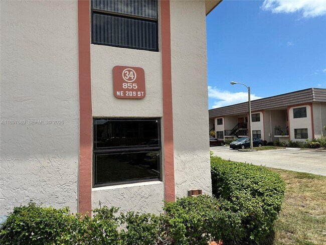 Building Photo - 855 NE 209th St