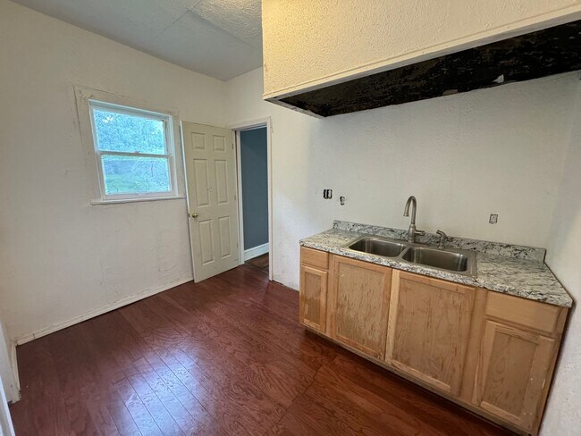 Building Photo - Beautiful Queensborough 3 Bedroom House