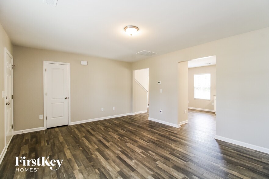 Building Photo - 206 Glenoaks Dr