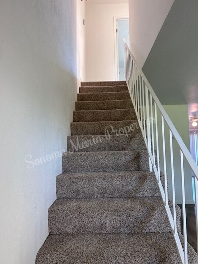 Building Photo - Spacious 2 bedroom, 1.5 bath condo in Ever...