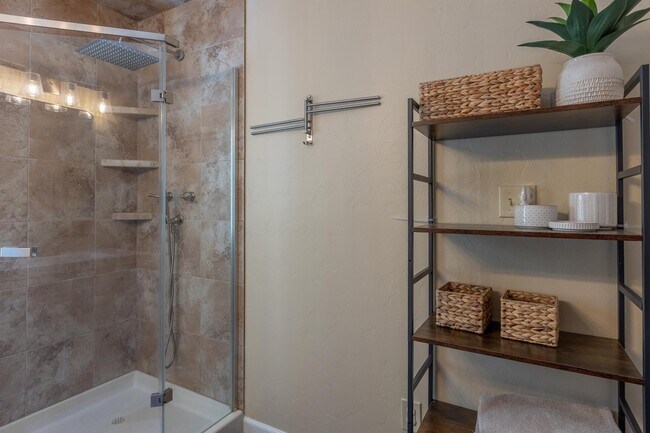 Building Photo - 1810 Shenandoah Dr