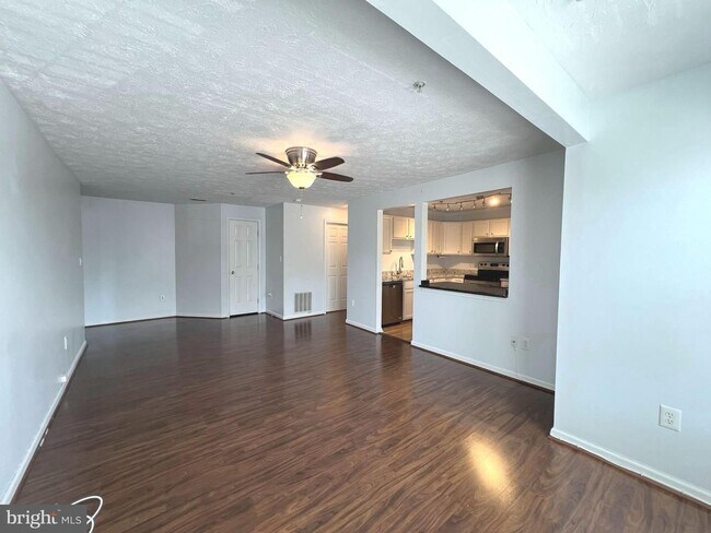 Building Photo - Beautiful 2bd 2bth mid level condo featuri...