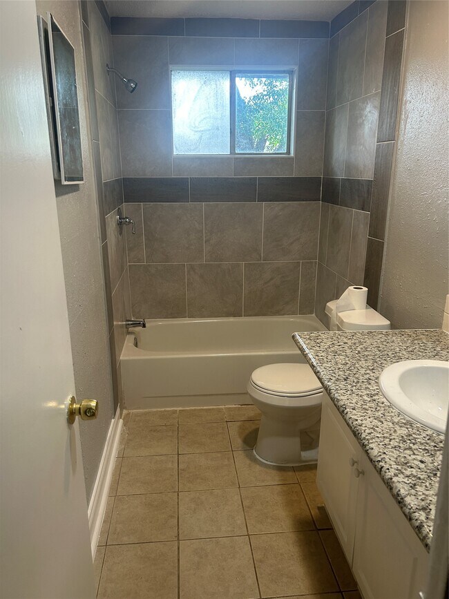 Building Photo - 15818 Willbriar Ln