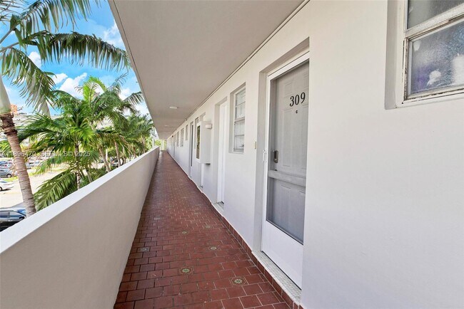 Building Photo - 1750 NE 191st St